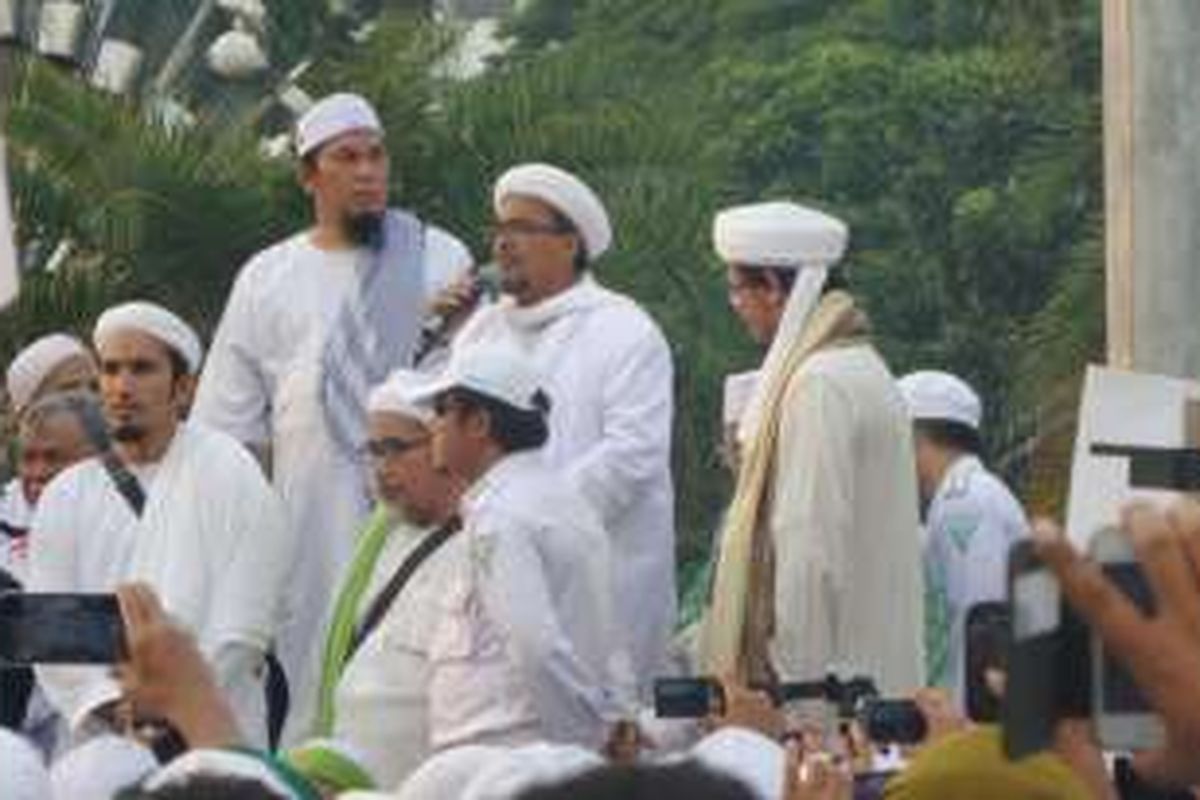 Imam Besar Front Pembela Islam (FPI) Habib Rizieq saat berorasi di depan demonstran anti-Partai Komunis Indonesia (PKI) di depan Istana Merdeka, Jakarta, Jumat (3/6/2016).