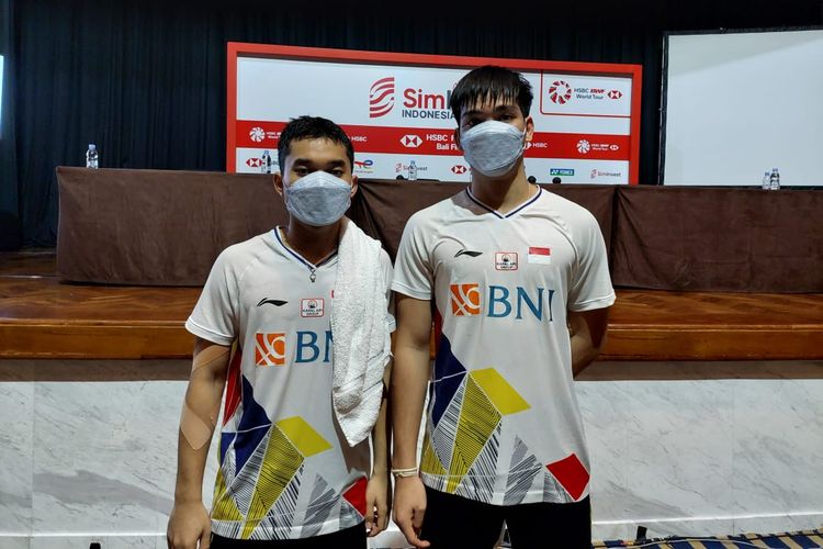 Leo Rolly Carnando/Daniel Marthin usai pertandingan melawan Fajar Alfian/Muhammad Rian Ardianto pada babak pertama Indonesia Open 2021 di Bali International Convention Centre, Rabu (24/11/2021). 