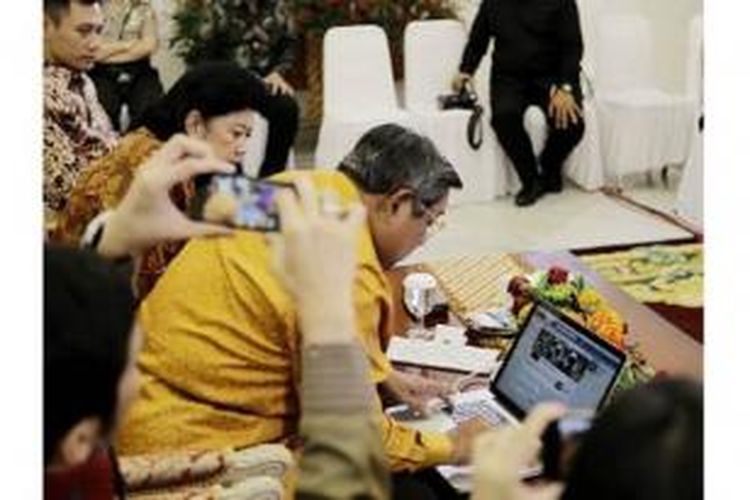 Disaksikan istri dan dua anaknya, Presiden Susilo Bambang Yudhoyono meluncurkan fan page di Facebook, Jumat (5/7), di Istana Bogor, Jawa Barat. Edhie Baskoro Yudhoyono memotret dengan kameranya, Ny Ani Yudhoyono membimbing, sementara Agus Harimurti Yudhoyono menatap. 