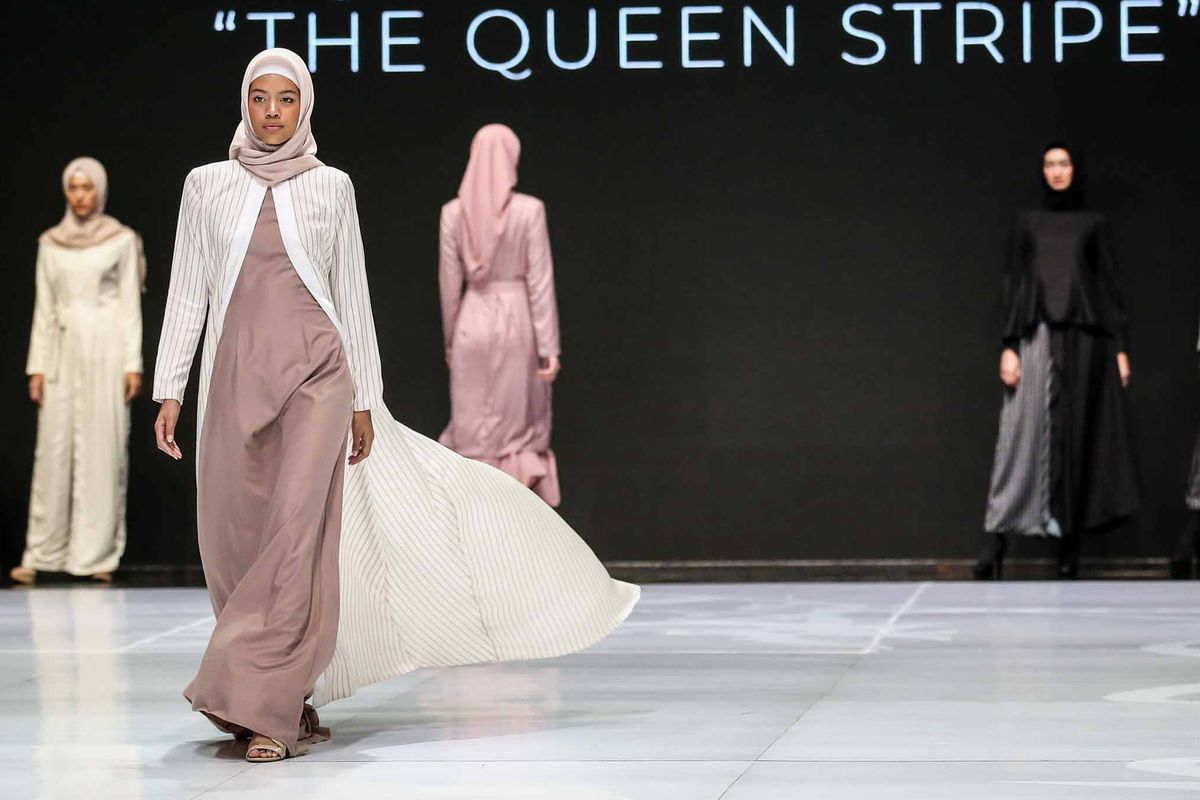 Model mengenakan busana rancangan Tresna Puri dengan tema Modest In Style saat Indonesia Fashion Week 2019 di Jakarta Convention Center (JCC), Jakarta, Rabu (27/3/2019). Ajang fashion terbesar se-Indonesia ini digelar mulai 27 Maret - 31 Maret 2019 dengan tema Cultural Values.