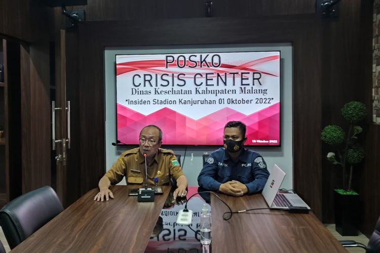 Kepala Dinas Kesehatan Kabupaten Malang, drg Wiyanto Wijoyo (kiri) saat konferensi pers data korban akibat tragedi Kanjuruhan di Kantor Dinas Kesehatan Kabupaten Malang, Selasa (18/10/2022).