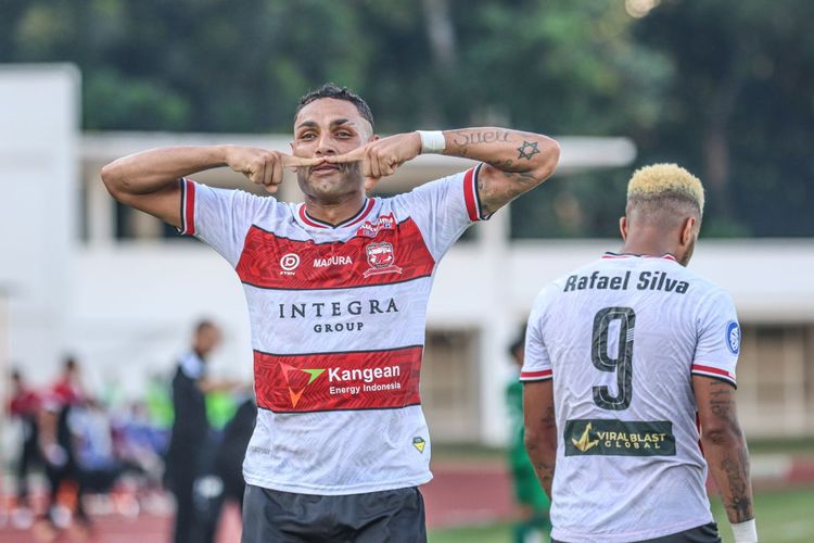 Bek Madura United, Jaimerson da Silva Xavier, melakukan selebrasi pada laga Liga 1 2021-2022 kontra PSS Sleman di Stadion Madya, Senayan, Sabtu (25/9/2021).