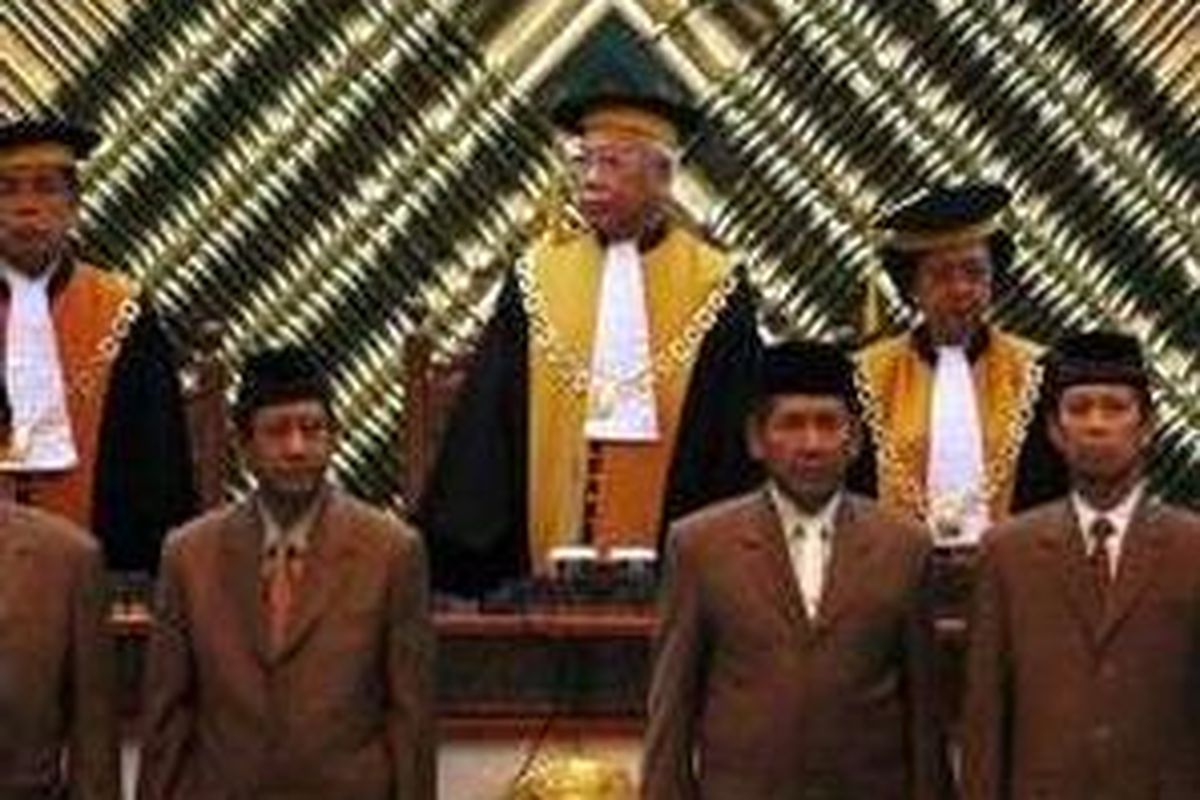 Ketua Mahkamah Agung, Bagir Manan memimpin sidang pleno istimewa Mahkamah Agung untuk menyampaikan laporan tahunan Mahkamah Agung RI, di Jakarta, Kamis (10/4). Laporan tersebut berisi hal-hal yang berkaitan dengan pembaruan di tubuh Mahkamah Agung yang telah dicapai selama tahun 2007. 