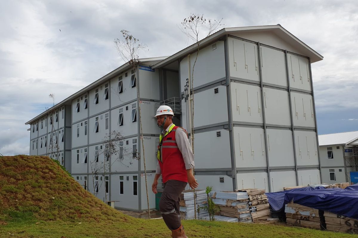 Penampakan rusun empat lantai yang diperuntukkan sebagai hunian pekerja konstruksi (HPK) di IKN Nusantara yang telah selesai dibangun.