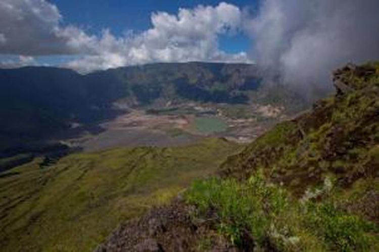 Kaldera Gunung Tambora, Dompu, Nusa Tenggara Barat, Minggu (22/3/2015). Gunung Tambora meletus dahsyat pada 10 April 1815 menyisakan kaldera seluas 7 kilometer dengan kedalaman 1 kilometer.