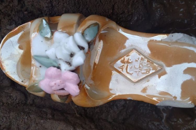 Sandal berbahan keramik dengan warna motif cokelat putih ditemukan warga di galian tanah pembangunan Jalan Tol Solo-Yogyakarta di Desa Wonoboyo, Kecamatan Jogonalan, Klaten, Jawa Tengah.