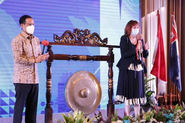 Nadiem Makarim (Menteri Pendidikan, Kebudayan, Riset dan Teknologi Republik Indonesia) bersama Prof. Margaret Gardner AC (Presiden dan Wakil Rektor ? Monash University) melakukan pemukulan Gong sebagai simbolis peresmian Monash University sebagai perguruan tinggi luar negeri pertama di Indonesia pada Kamis (14/4) di Gedung Auditorium Green Office Park (GOP) 9, BSD City.