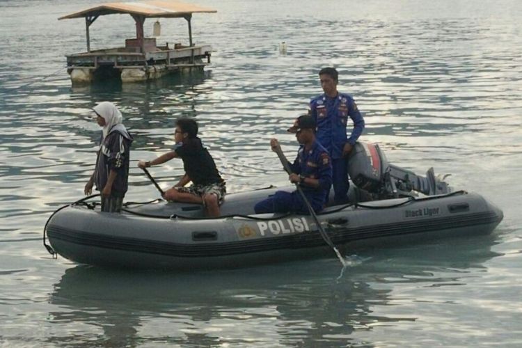 Memasuki hari kelima, evakuasi buaya berkalung ban masih berlangsung. Tim Panji dibantu Polair masih melakukan penyisiran di seputar sungai dan pesisir Teluk Palu, Rabu (24/1/2018).