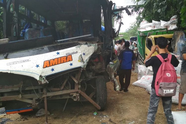 Bus Amira dengan nomor polisi R-1498-EA menyeruduk truk engkel bermuatan pupuk dengan nomor K-1832-DH di jalur tengkoran Dukuh Bayeman, Desa Tlahab Lor, Kecamatan Karangreja, Purbalingga, Rabu (15/11/2017) sekitar pukul 11.30 WIB. 