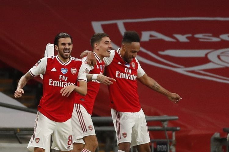 Pierre-Emerick Aubameyang (kanan) merayakan gol bersama rekan satu timnya pada laga semifinal Piala FA yang mempertemukan Arsenal vs Man City di Stadion Wembley, Sabtu 18 Juli 2020.