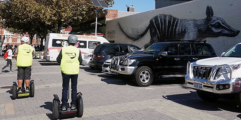 Beberapa dinding bangunan dihiasi mural sehingga terasa lebih hidup di Perth, Australia Barat.