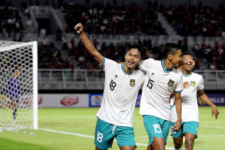 Pemain Timnas Indonesia Alfriyanto Nico Saputro selebrasi seusai menjebol gawang Hong Kong saat pertandingan Kualifikasi Piala Asia U20 2023 yang berakhir dengen skor 5-1 di Stadion Gelora Bung Tomo Surabaya, Jumat (16/9/2022) malam.