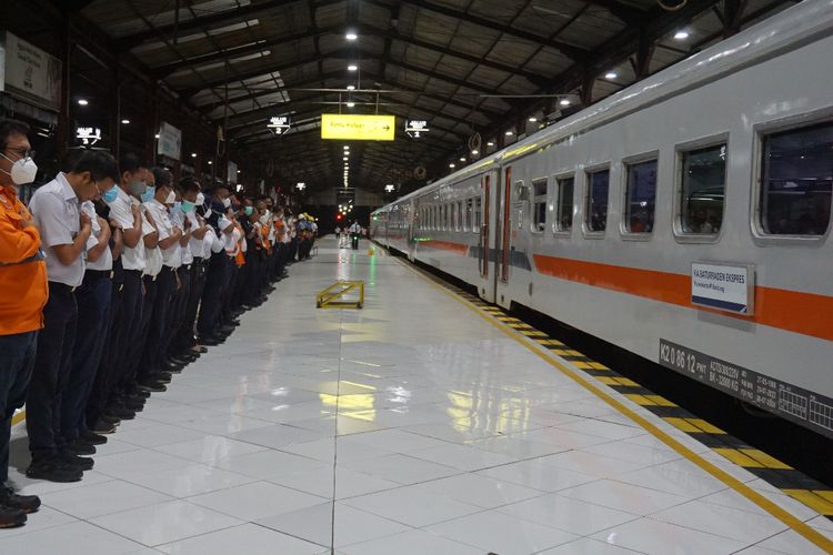 KA Baturraden Ekspres saat diberangkatkan dari Satsiun Purwokerto, Jawa Tengah. Simak jadwal dan harga tiket KA Baturraden Ekspres rute Purwokerto - Bandung PP via Kroya pada GAPEKA 2023 yang akan berlaku per 1 Juni 2023.
