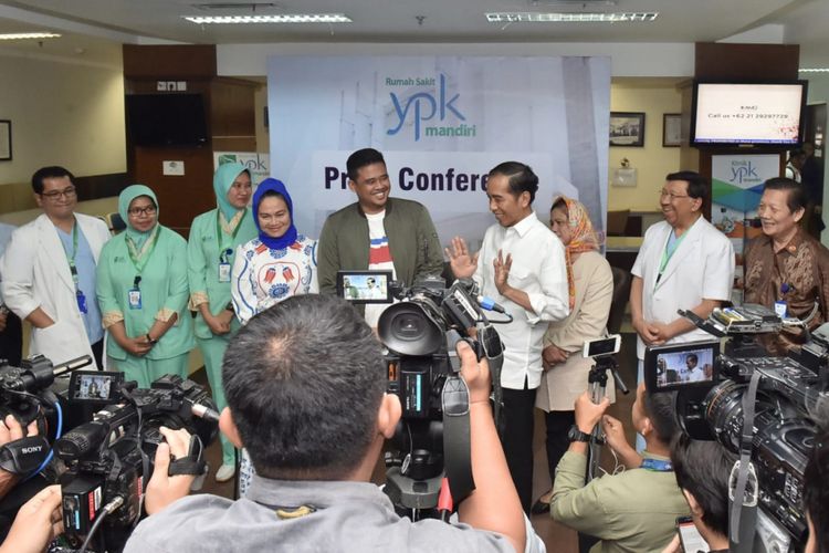 Presiden Joko Widodo usai mendampingi usai mendampingi putrinya Kahiyang Ayu melahirkan di RS YPK, Jakarta, Rabu (1/8/2018).