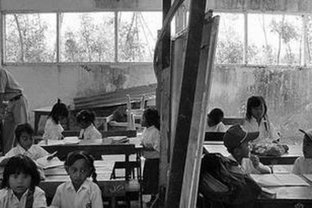 Siswa-siswi kelas I dan II SDN Sumberrejo I, Kecamatan Tongas, Kabupaten Probolinggo, Jawa Timur, Oktober lalu, belajar di ruang kelas yang rusak. Setidaknya ada tiga ruang yang digunakan untuk empat kelas di sekolah ini dalam kondisi rusak, seperti atap nyaris roboh.