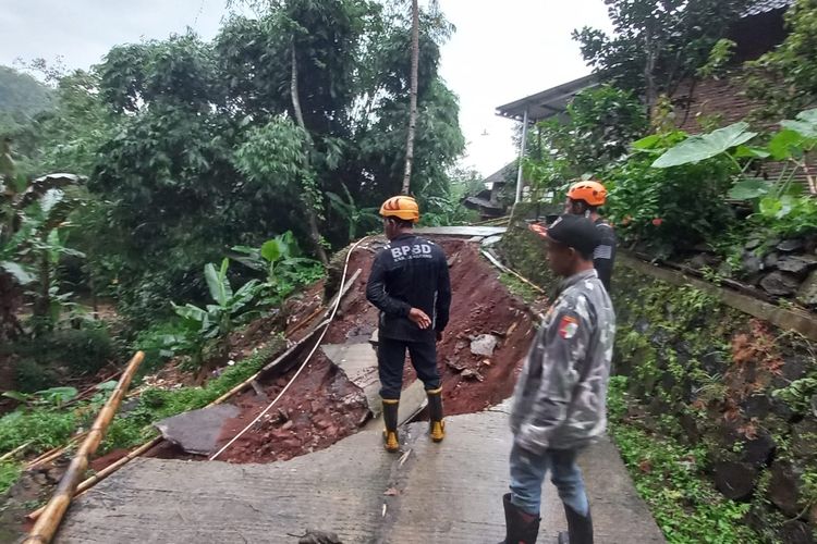 Jalan Penghubung Dusun di Semarang Ambrol Akibat Longsor