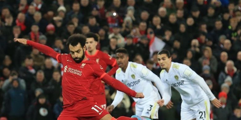 Penyerang Liverpool Mohamed Salah menjadi eksekutor penalti dalam laga tunda Liga Inggris kontra Leeds United di Stadion Anfield pada Kamis (24/2/2022) dini hari WIB.