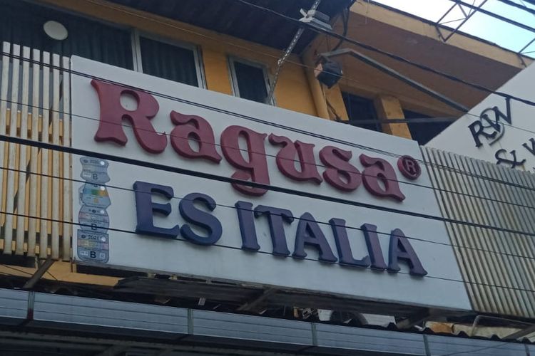 Toko es krim legendaris di Jakarta, Ragusa Ice Cream atau Ragusa Es Italia. 