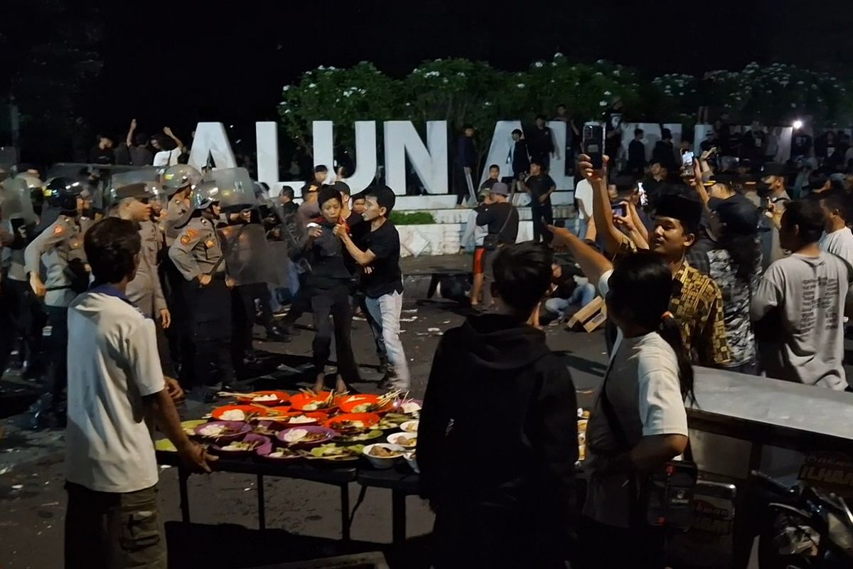 Polisi tangkap salah satu provokator aksi solidaritas di depan Mapolres Lumajang, Sabtu (30/8/2025)
