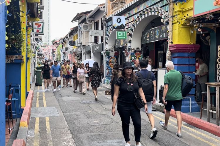 Suasana Haji Lane yang ramai dikunjungi wisatawan, Selasa (20/9/2022). Haji Lane adalah salah satu sudut di Kampong Glam, Singapura.