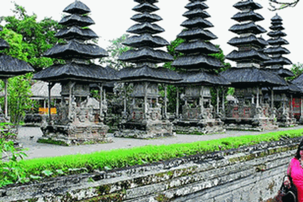 Seorang wisatawan asing berkeliling menikmati keindahan Pura Taman Ayun, Kabupaten Badung, Bali, akhir Agustus lalu. Selain pengunjung yang ingin bersembahyang, pengunjung lain hanya bisa menikmati keindahan pura dari luar pagar. Pura ini dibangun pada abad ke-17 oleh Raja Mengwi Tjokorda Sakti Blambangan dan menjadi bagian dari Warisan Budaya Dunia.