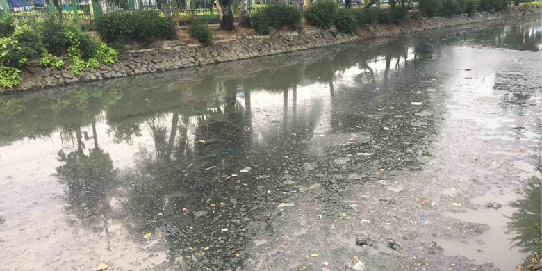 Kondisi Kali Krendang yang berada di Jakarta Barat tampak berwarna hitam. Berbagai jenis  sampah seperti plastik, bungkus makanan, botol minuman juga tampak menumpuk di bawah salah satu jembatan penyeberangan yang dilewati aliran tersebut. Tampak pula endapan lumpur di dasar kali yang menjadi batas antara Kelurahan Krendang dan Keluraham Jembatan Lima. Kotoran-kotoran berwarna hitam yang berasal dari dedaunan  juga terlihat mengapung dan mengalir dari hulu kali ke hilir, Rabu (25/7/2018) 