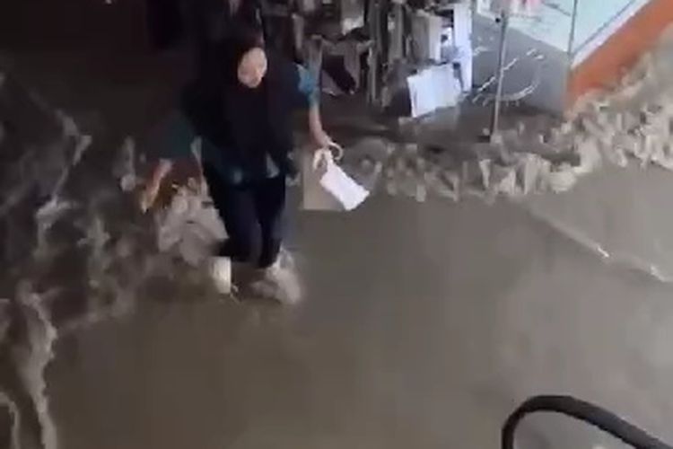 Detik-detik Mencekam Banjir Mega Bekasi Hypermall, Terdengar Suara Gemuruh
