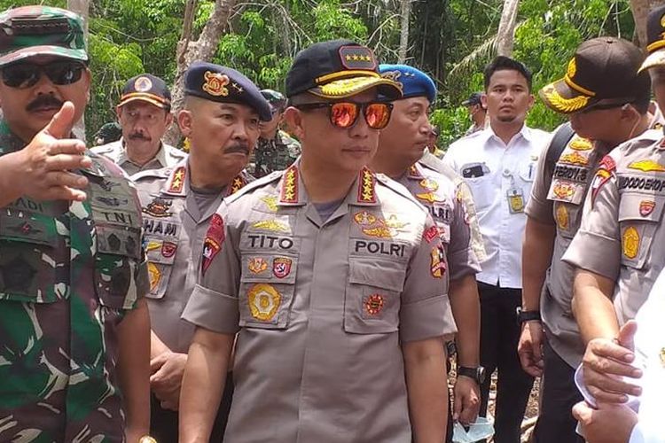 Kapolri Tito Karnavian dan Panglima TNI Hadi Tjahjanto saat meninjau lokasi karhutla di Kecamatan Rupat, Kabupaten Bengkalis, Riau, Rabu (13/3/2019) lalu.