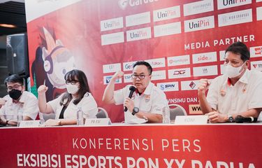 Sekjen PBESI, Frangky Ong (tengah) dalam konferensi pers virtual mengenai keikutsertaan Esport dalam Esksibisi PON XX 2021 Papua, Rabu (18/8/2021).