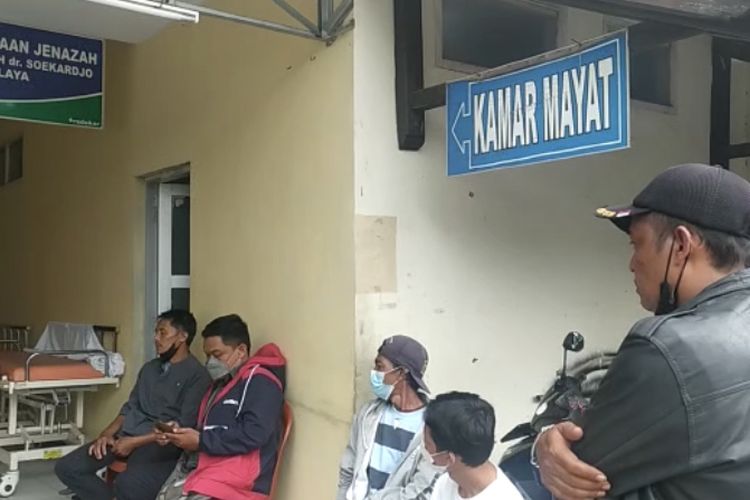 Keluarga korban mayat tanpa identitas yang ditemukan mengambang di Sungai Citanduy Tasikmalaya, mendatangi ruang kamar mayat RSUD Soekardjo Tasikmalaya, Rabu (9/2/2022).