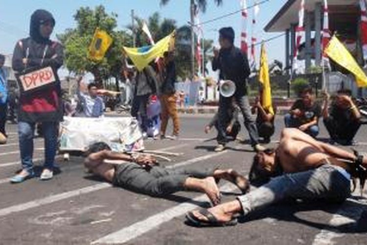 Aktifis PMII Cabang Jember, Jawa Timur, memperagakan aksi teatrikal perampasan hak rakyat dalam pelaksanaan Pemilu Kepala Daerah, jika dikembalikan kepada DPRD, Kamis (25/9/2014).
