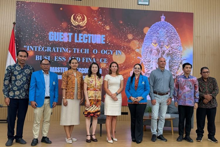 Ubaya dan Valahia University Soroti Peran Teknologi dalam Bisnis dan Keuangan