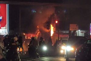Aksi Massa di Tamansari Bandung Ricuh, Pos Polisi Dibakar