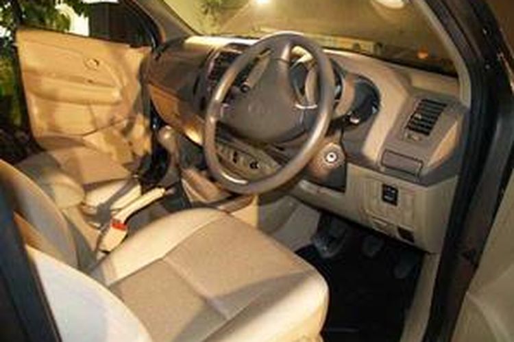 Interior Hilux lebih mewah dengan dua warna.