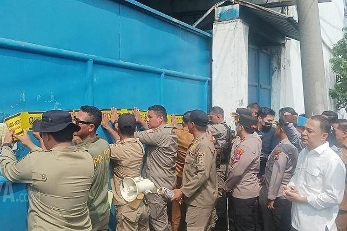 SEGEL GUDANG SENTOSO SEAL - Pemkot Surabaya akhirnya menyegel gudang Sentoso Seal yang berada di No. 17 Blok A-14, Jalan Raya Dupak, Gundih, Surabaya, Selasa (22/4/2025). Wali Kota Surabaya Eri Cahyadi datang secara langsung dan memimpin jalannya penyegelan. 