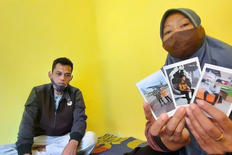 Foto-foto ayah dan ibu kandung Cahyono Putra (17) seorang pelajar SMK swasta di Kabupaten Ciamis, yang diketahui meninggal usai divaksin saat ditemui Kompas.com di rumahnya Desa Sukamanah, Kecamatan Sindangkasih, Kabupaten Ciamis pada Rabu (8/9/2021).