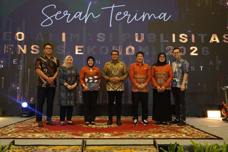 Serah terima materi Public Service Announcement (PSA) SE2026 dari Menteri Ekonomi Kreatif/Kepala Badan Ekonomi Kreatif (Menekraf/Kabekraf) Teuku Riefky Harsya kepada Kepala BPS RI Amalia Adininggar Widyasanti, disaksikan Wakil Kepala BPS RI Sonny Harry Budiutomo Harmadi. (DOK. BPS)
