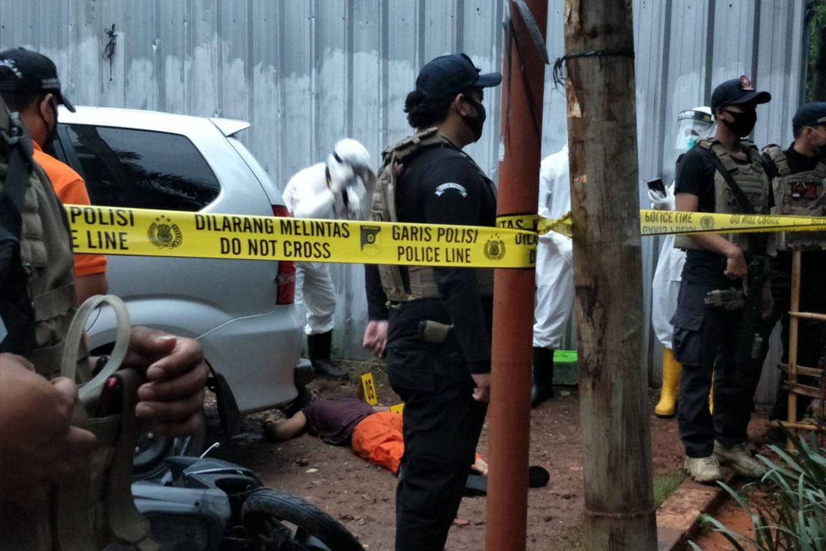 Jenazah A, tersangka begal, tergeletak di Jalan Papanggo, Jakarta Utara, Rabu (25/11/2028) setelah ditembak polisi karena melawan saat mau ditangkap. A dan temannya, S, sebelumnya membegal seorang  tukang ojek di Papanggo. Tukang ojek tersebut tewas.