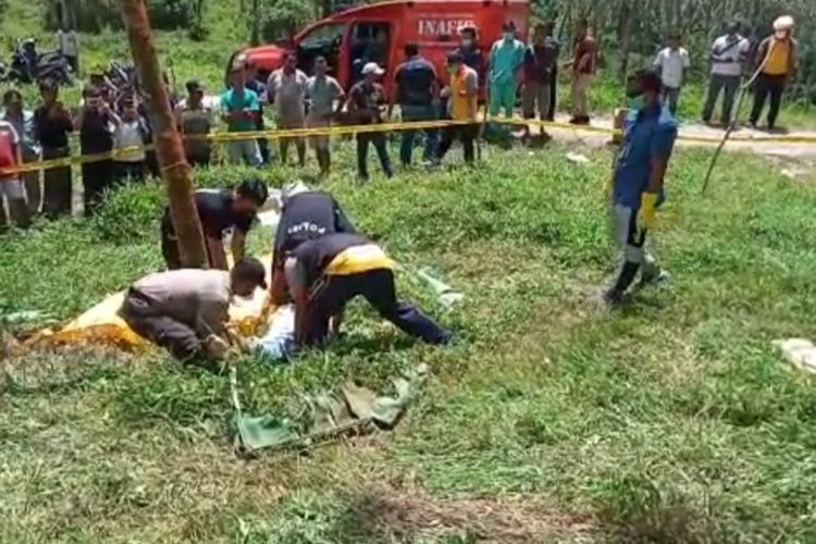 Proses evakuasi dua mayat yang ditemukan di perkebunan karet di Kecamatan Cijaku, Kabupaten Lebak, Jumat (13/1/2023).
