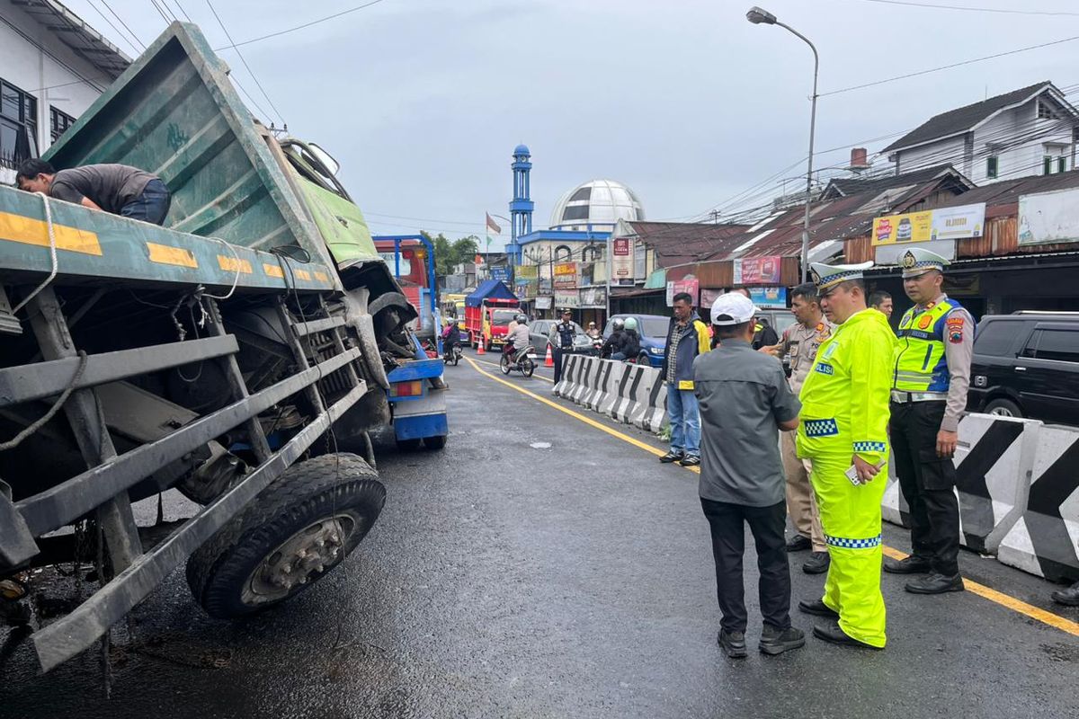 Kecelakaan lalu lintas melibatkan sebuah truk tronton bermuatan keramik terjadi di Jalan Wonosobo–Kertek, tepatnya di Simpang Empat Kertek, Kelurahan/Kecamatan Kertek, Kabupaten Wonosobo, Sabtu (27/12/2025) pagi.
