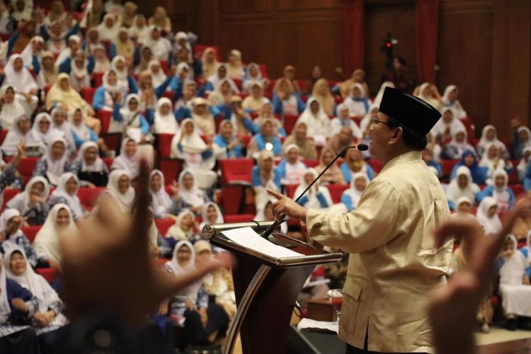 Calon Presiden nomer urut 02 Prabowo Subianto bertemu ratusan emak-emak yang tergabung dalam Forum Komunikasi Majelis Talim (FKMT) serta relawan Aliansi Pencerah Indonesia (API).   Pertemuan tersebut digelar di kediaman Prabowo, Desa Bojong Koneng, Bukit Hambalang, Kecamatan Babakan Madang, Kabupaten Bogor, Jawa Barat, (8/2/2019). 