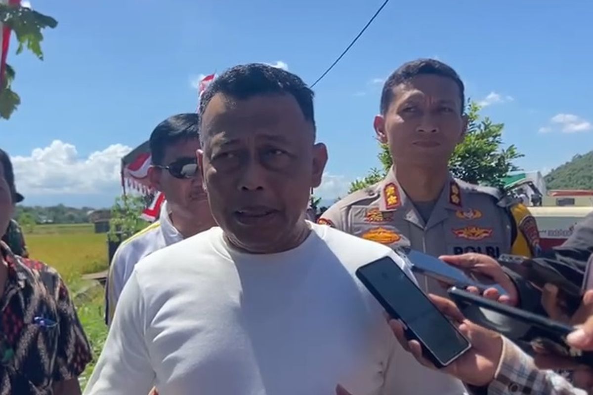 Bupati Ponorogo, Jawa Timur Sugiri Sancoko ancam ASN lingkunngan pemkab yang terlambat masuk kerja di hari pertama akan pasca libur lebaran akan mendapat hukuman berdiri di depan pintu pagar pintu masuk pemkab.