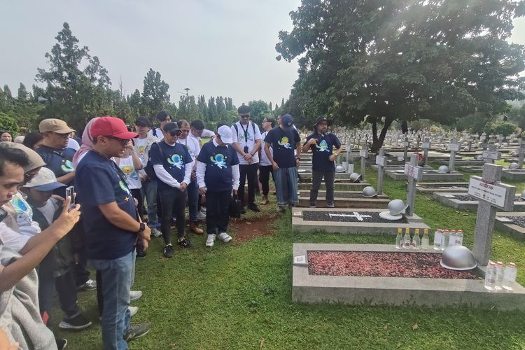 Kompas.com berziarah ke makam pendiri Kompas, Jakob Oetama, di TMP Kalibata, Jakarta Selatan, Minggu (14/9/2025).