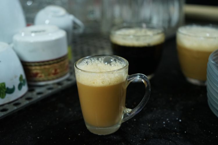 Secangkir kopi sanger di Kopi Solong, Ulee Kareng, Banda Aceh.