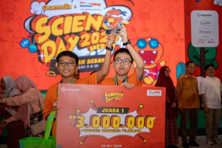 Juara satu Josua Avent Pangihutan Sitorus dan Jaden Zhurich dari Nakamura School.