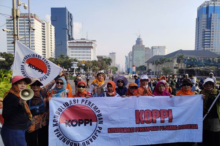 Ibu-ibu yang tergabung dalam Konsolidasi Perempuan Pejuang Indonesia (KOPPI) menyuarakan aspirasi soal kebutuhan bahan pokok yang terpengaruh penyesuaian harga BBM, Kawasan Patung Kuda, Jakarta, Kamis (15/9/2022).