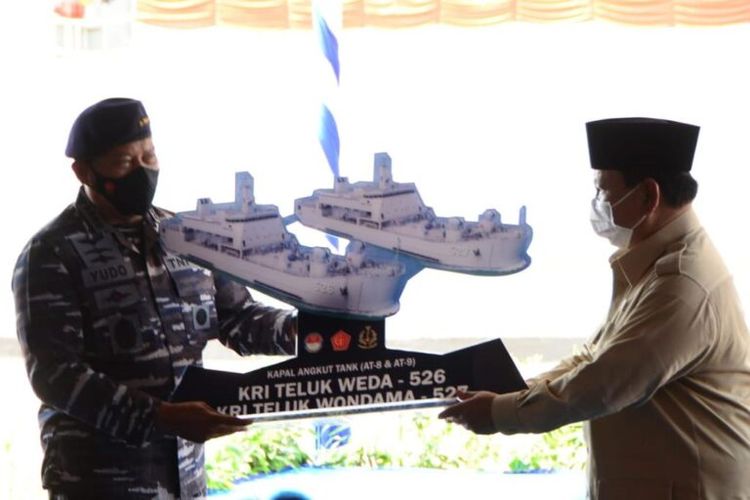Menteri Pertahanan (Menhan) Prabowo Subianto menyerahkan dua kapal perang jenis angkut tank AT-8 dan AT-9  yang diproduksi industri pertahanan dalam negeri PT Bandar Abadi ke TNI Angkatan Laut.