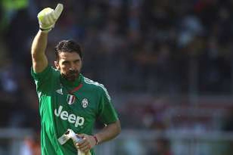 Penjaga gawang Juventus, Gianluigi Buffon, melambaikan tangan ke arah suporter, pada laga lanjutan Serie A kontra Torino di Stadion Olimpico Turin, Minggu (20/3/2016).