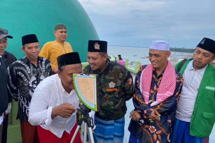 Pengamatan Hilal Pakai Rubuk di Masjid Al Mabrur Surabaya Terhambat Mendung