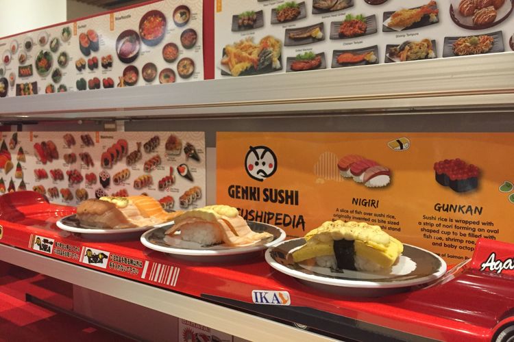 Makanan yang diantar menggunakan kereta mini di Genki Sushi.